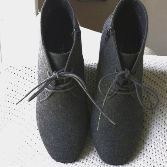 Grey Felt/ Flannel Side Zip and Lace Up Ankle Booties by Catherine Sz 9W - Picture 4 of 8